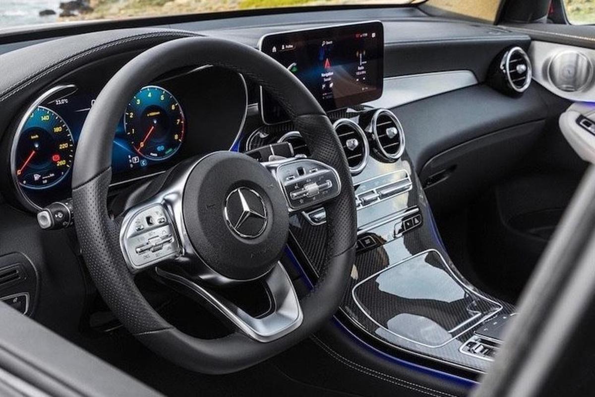uma visão do volante do carro acedes benz