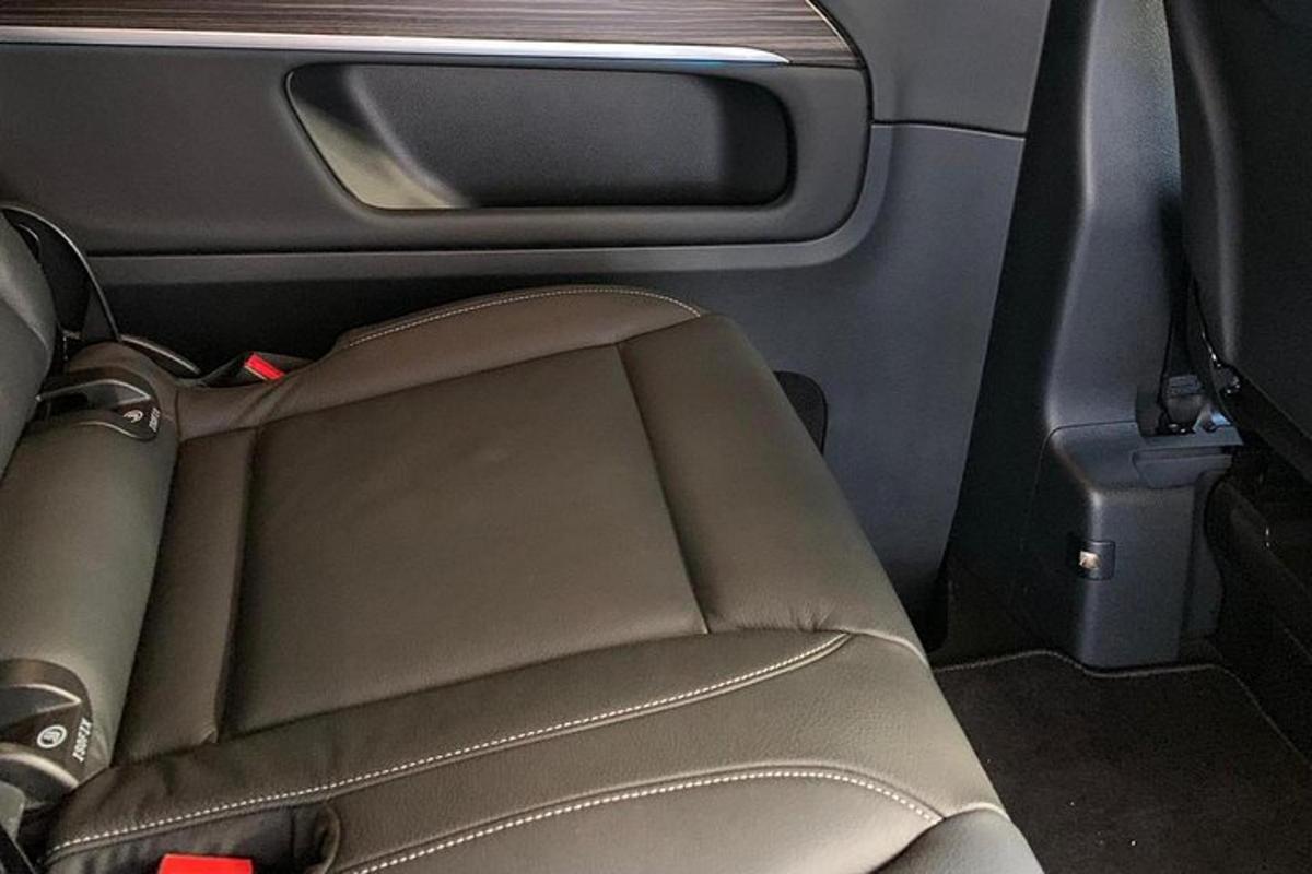 um assento na parte de trás de um carro