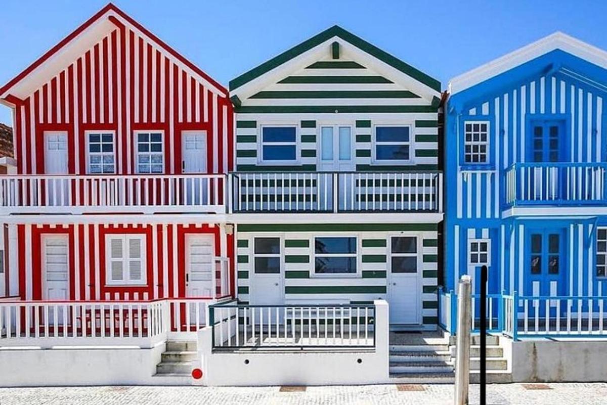 en rad färgglada hus på stranden