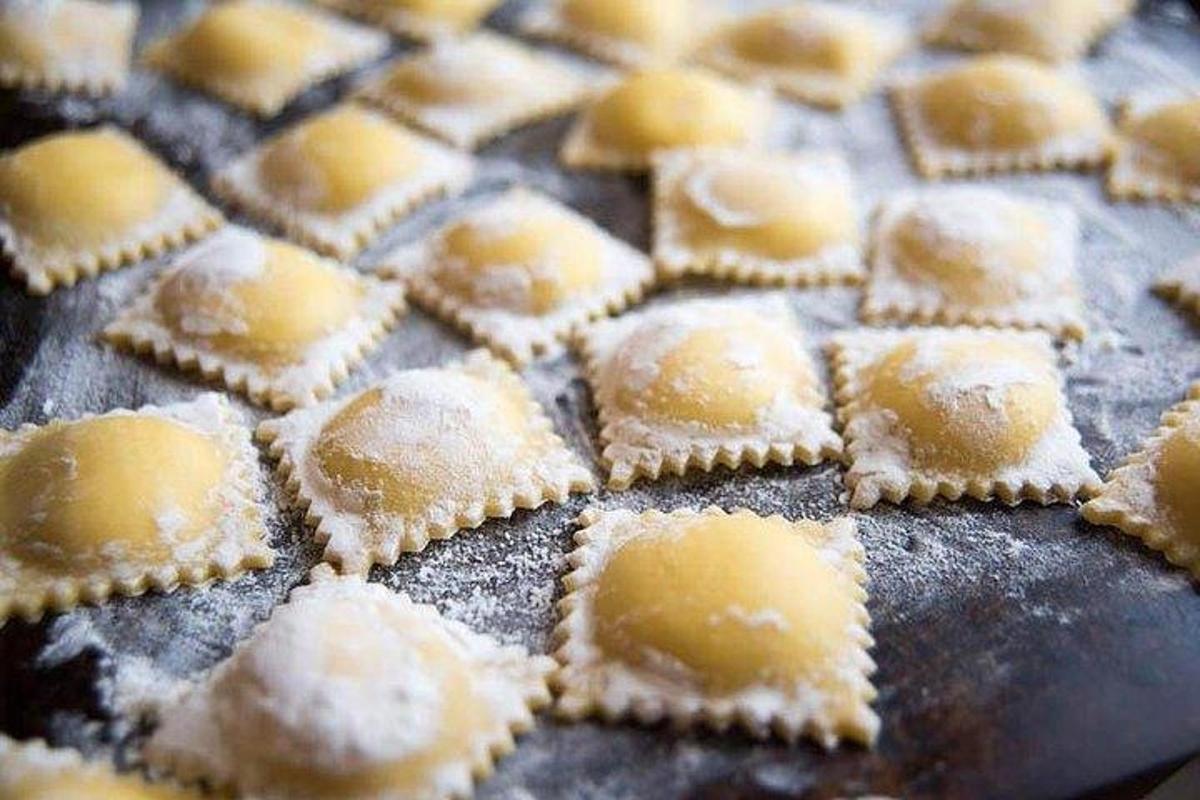 een bosje gebakjes op een bakplaat met poedersuiker