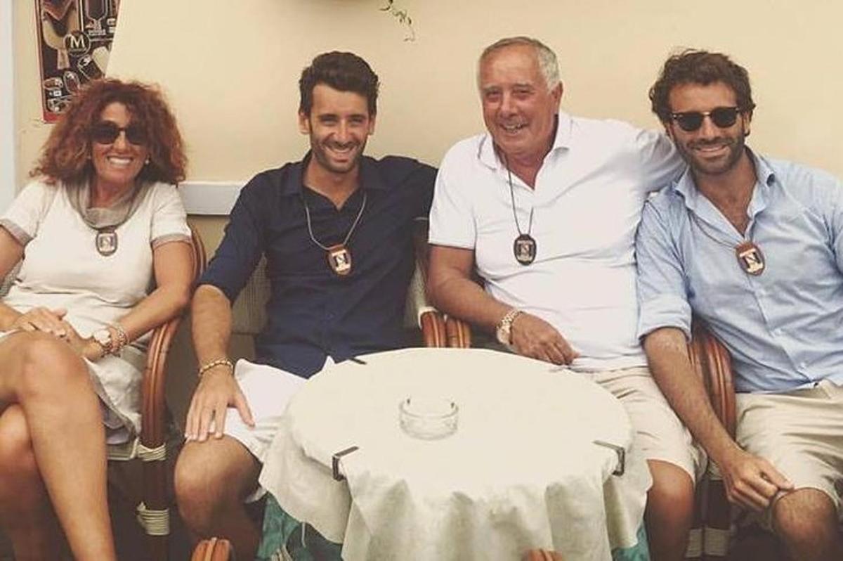 um grupo de quatro pessoas sentadas ao redor de uma mesa