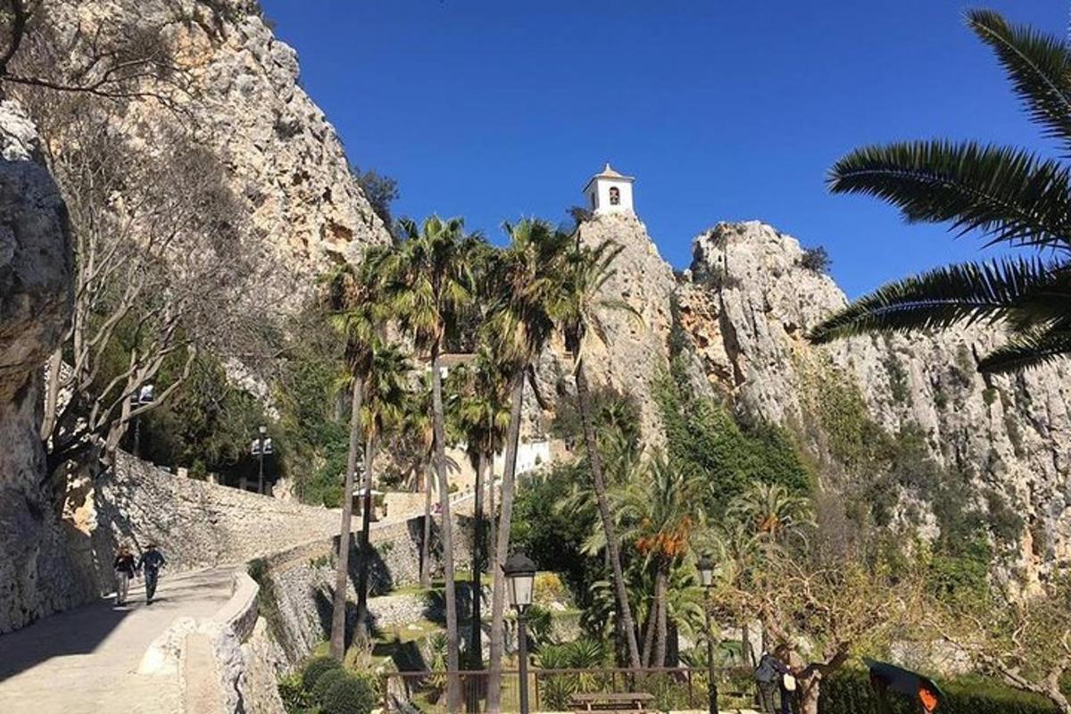 una montagna con una torre dell'orologio in cima