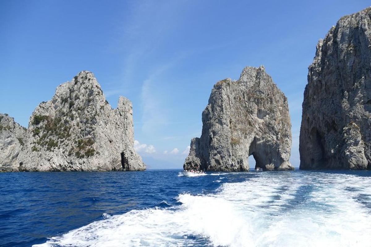 μια βάρκα στον ωκεανό με βράχους στο νερό