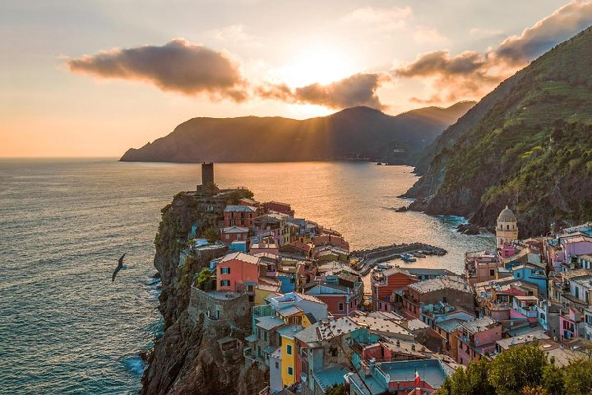 Un pueblo en una colina cerca del océano al atardecer