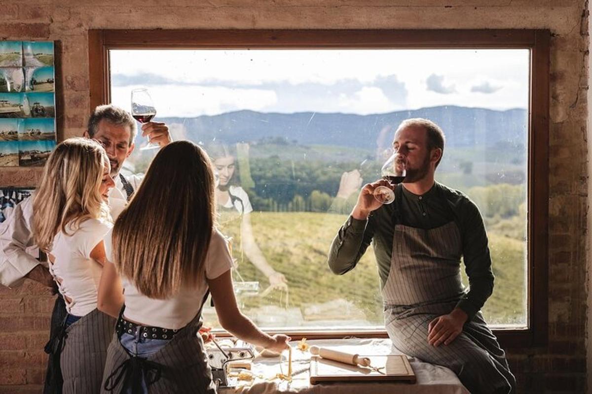 カウンターの周りに立ってワインを飲んでいる人々のグループ