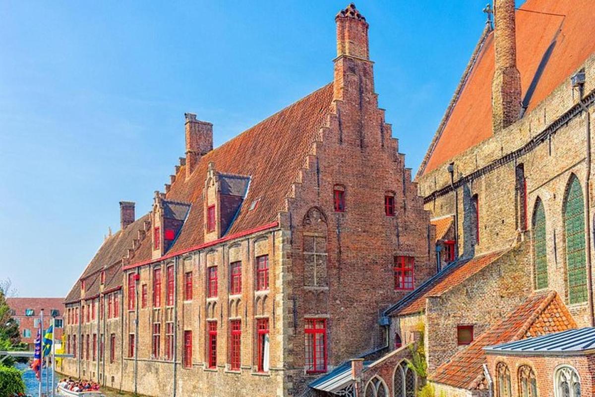 un grande edificio in mattoni con finestre rosse e torrette