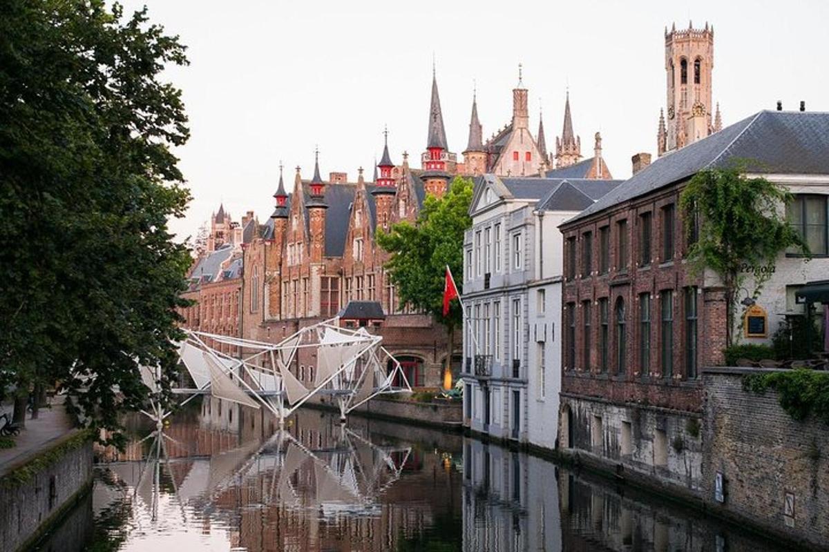 Un barco en un río en una ciudad con edificios.