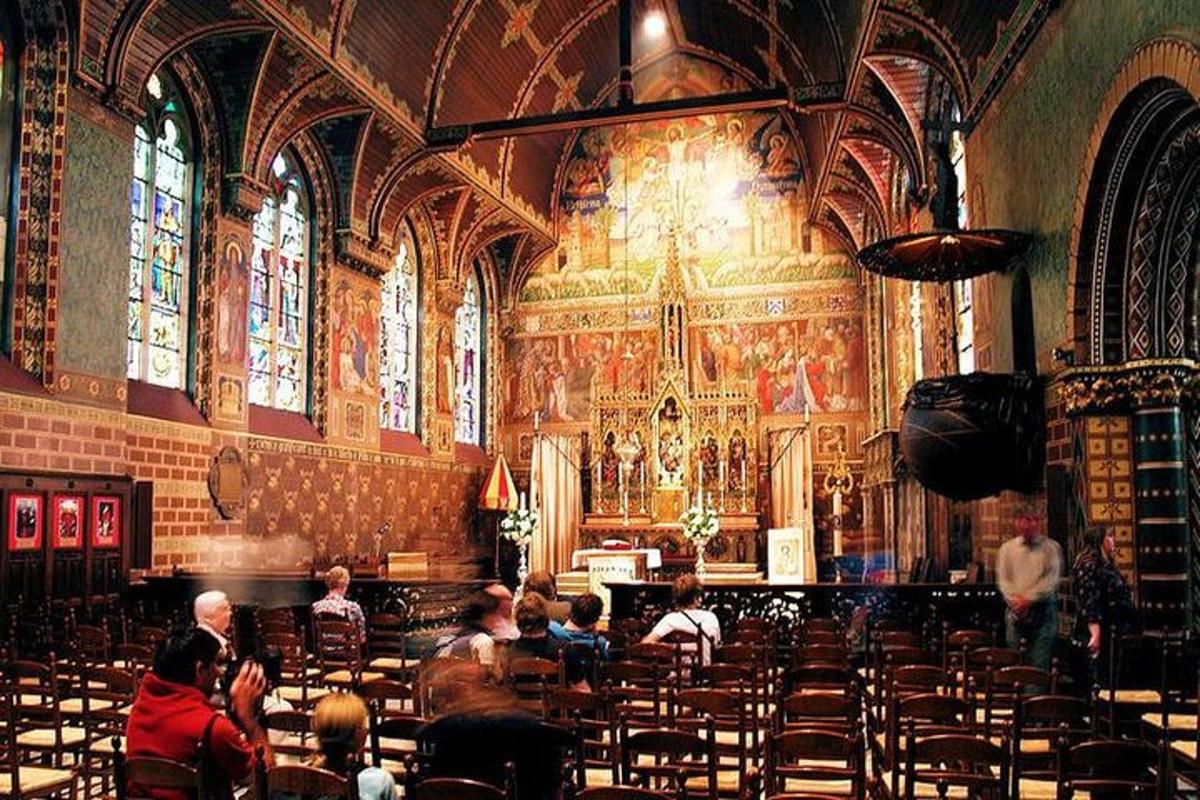 un gruppo di persone sedute in una grande chiesa