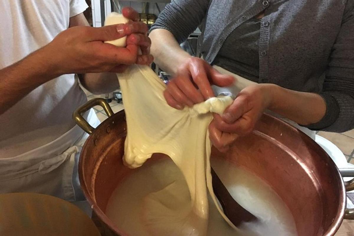 una persona està barrejant ingredients en un bol