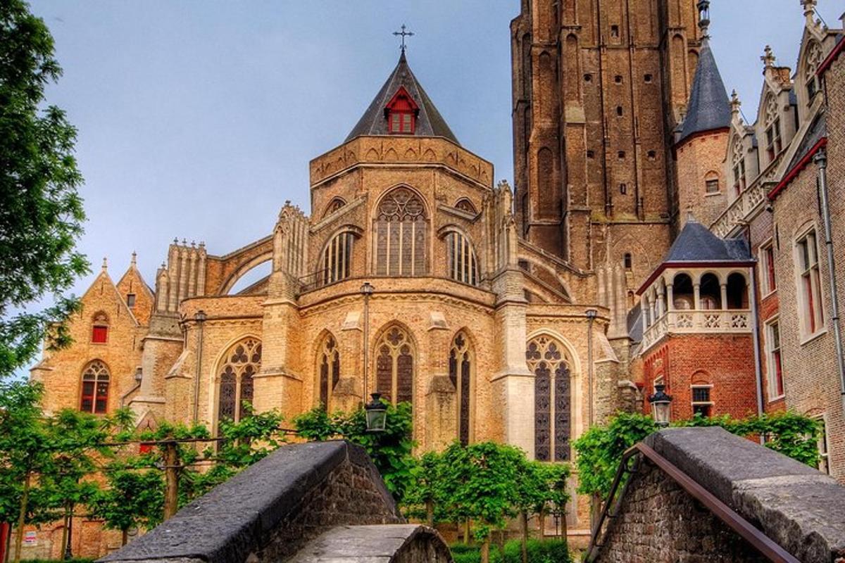 un grande edificio con una torre e una chiesa