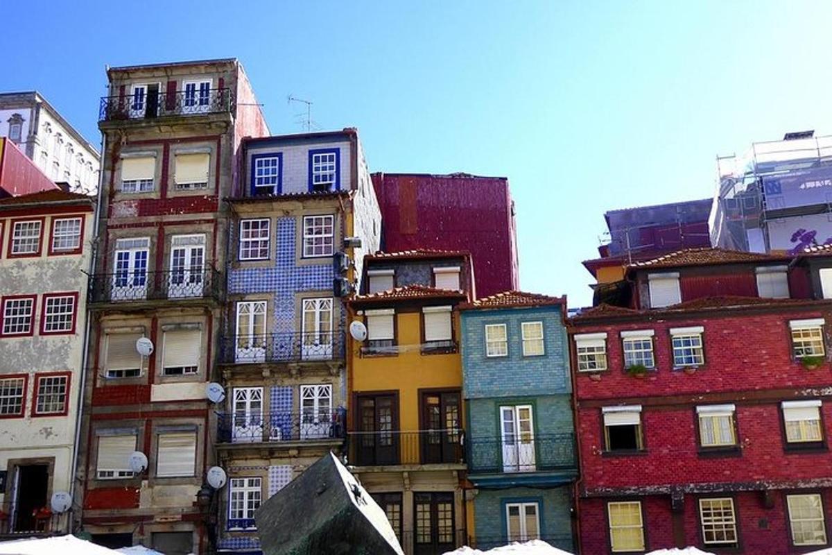 un grup d'edificis acolorits en una ciutat