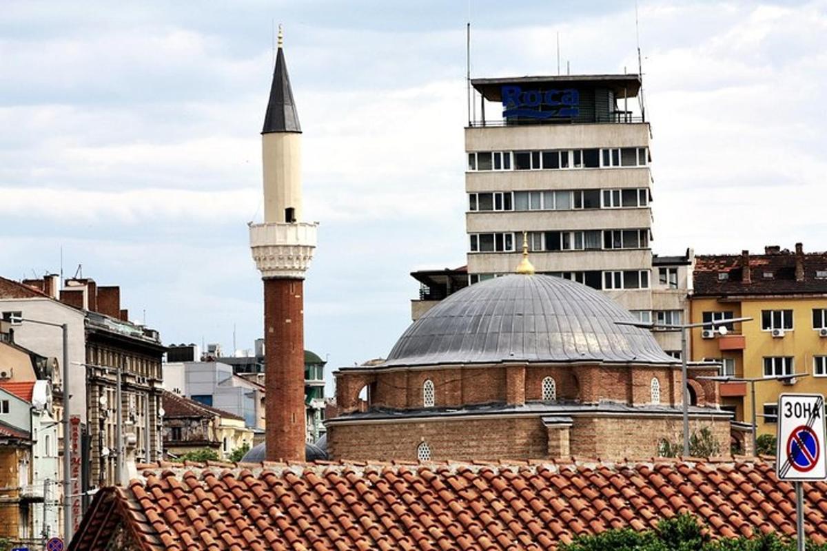 uma mesquita e uma mesquita com um minarete em uma cidade