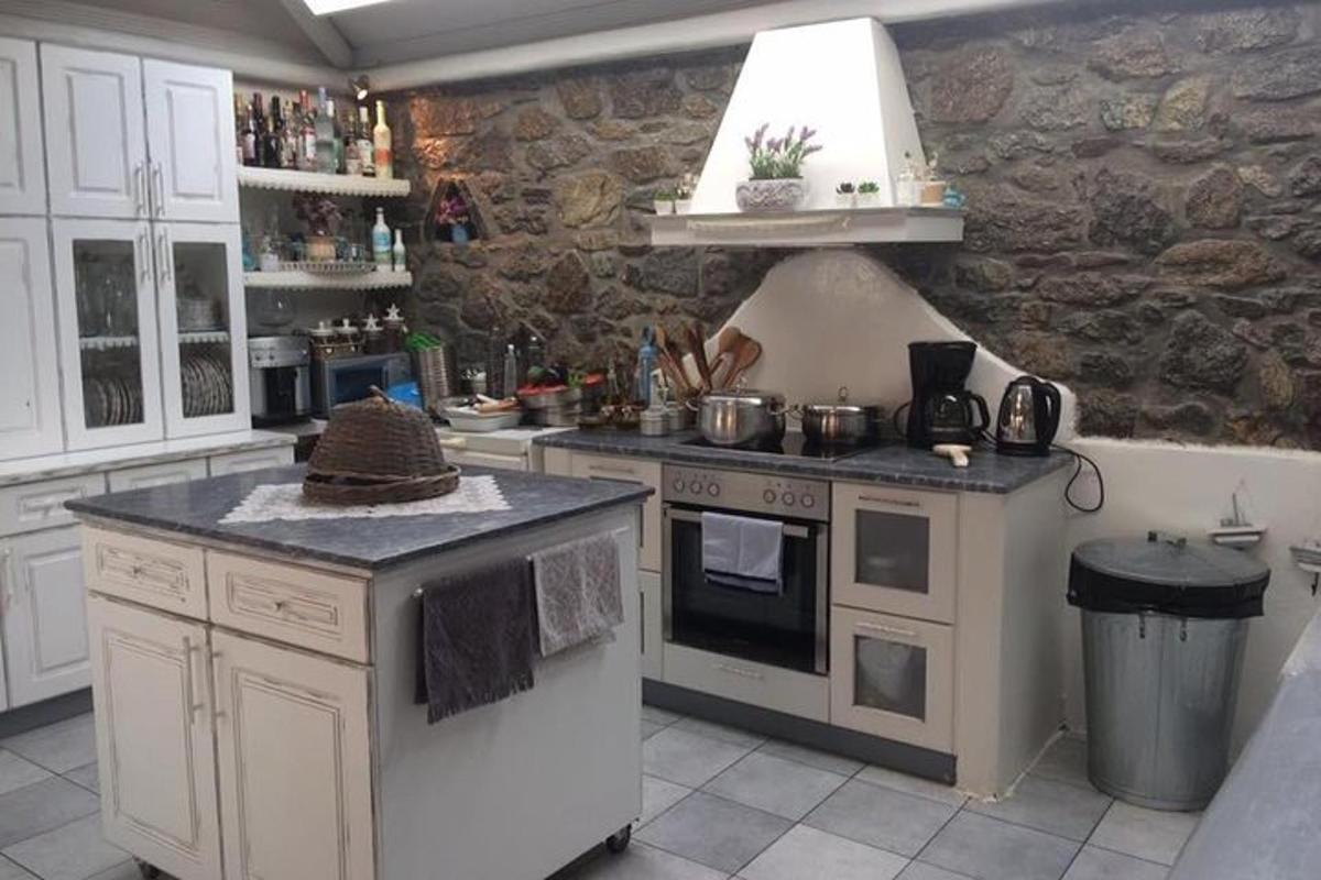 uma cozinha com fogão e bancada