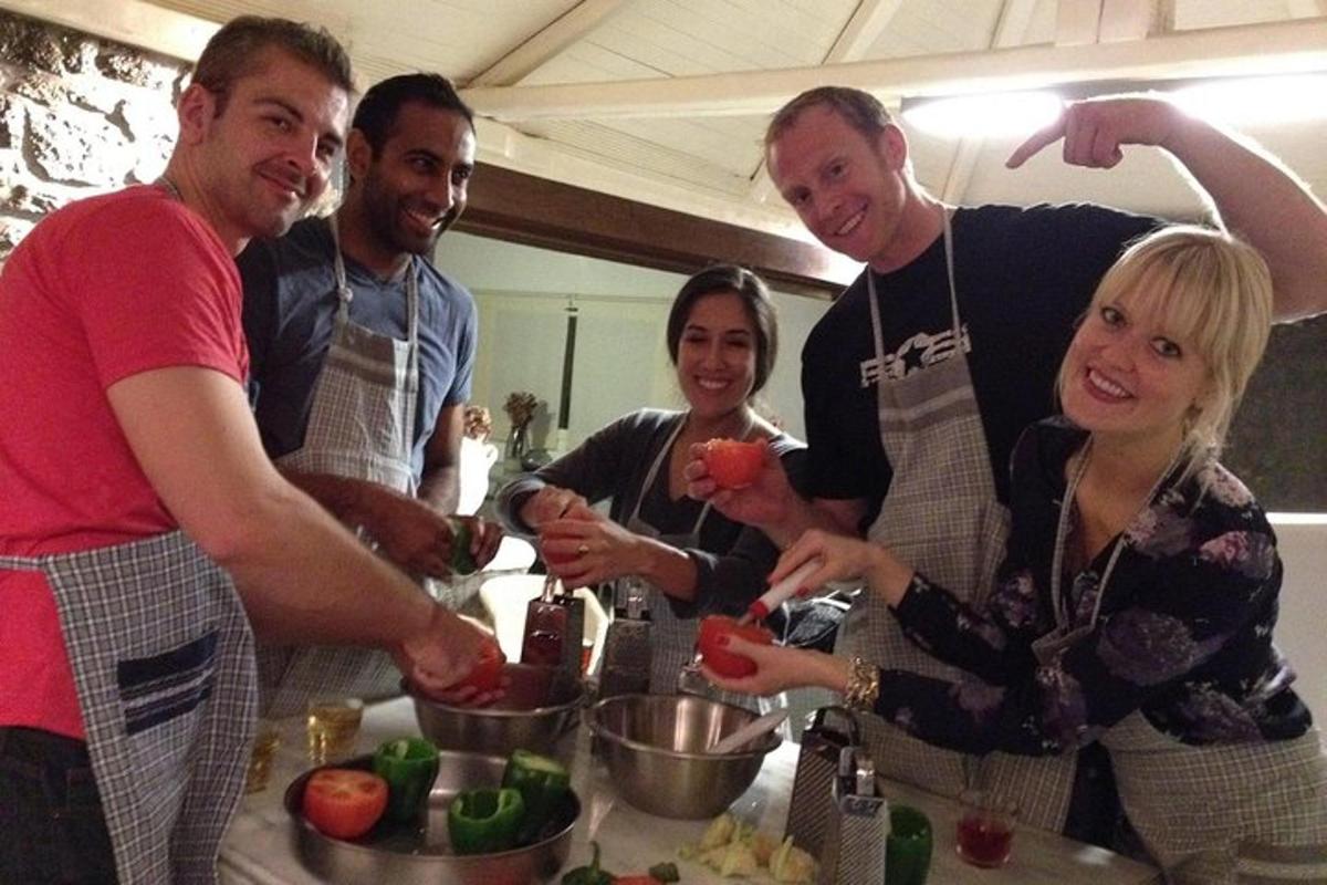 um grupo de pessoas em uma cozinha preparando comida