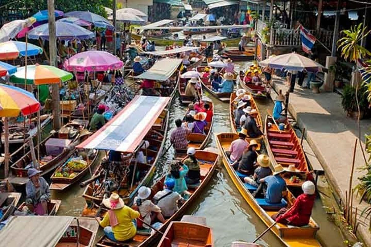 Un grupo de personas viajando en botes en el agua