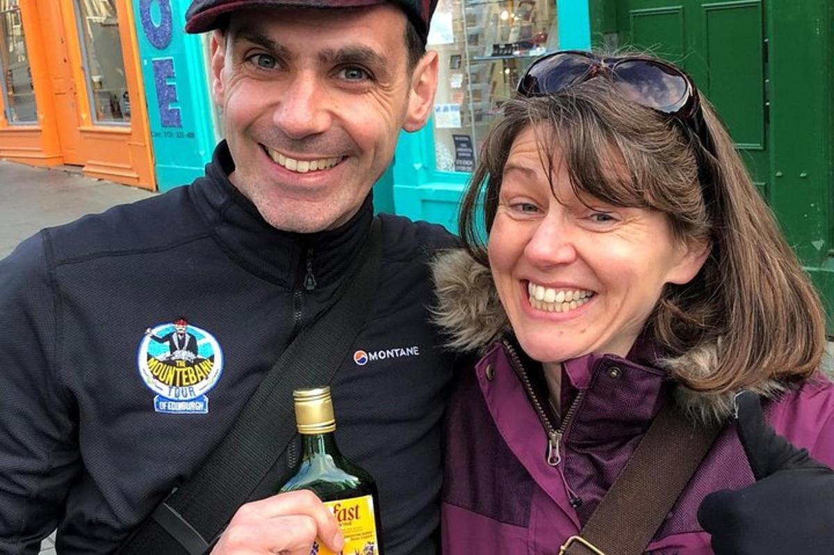 un uomo e una donna che tengono in mano una bottiglia di vino