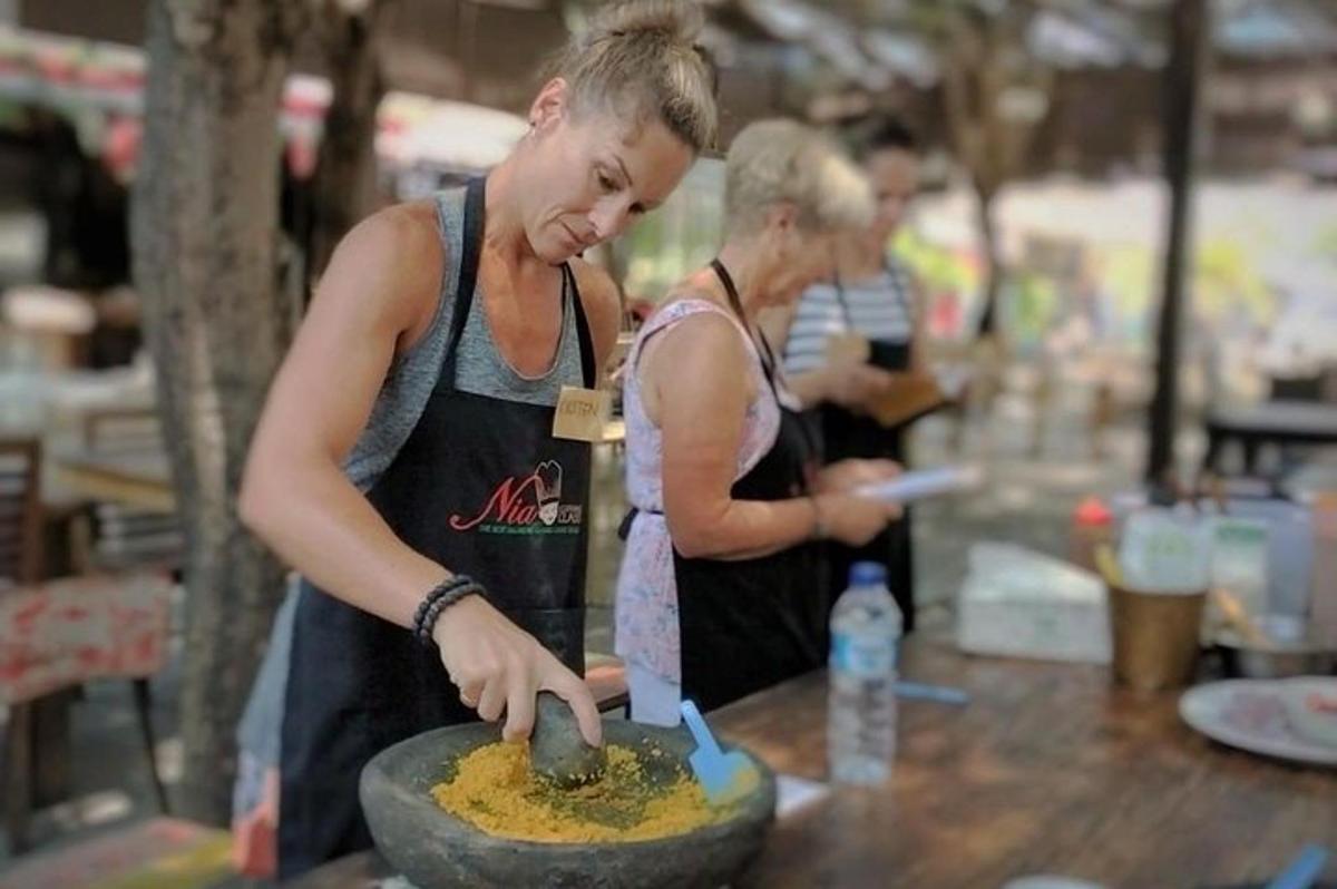 Žena peče pizzu v kruhu