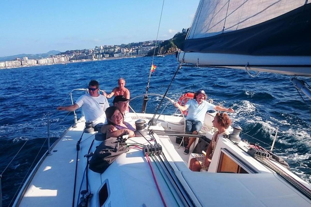 grupp inimesi paadis vees