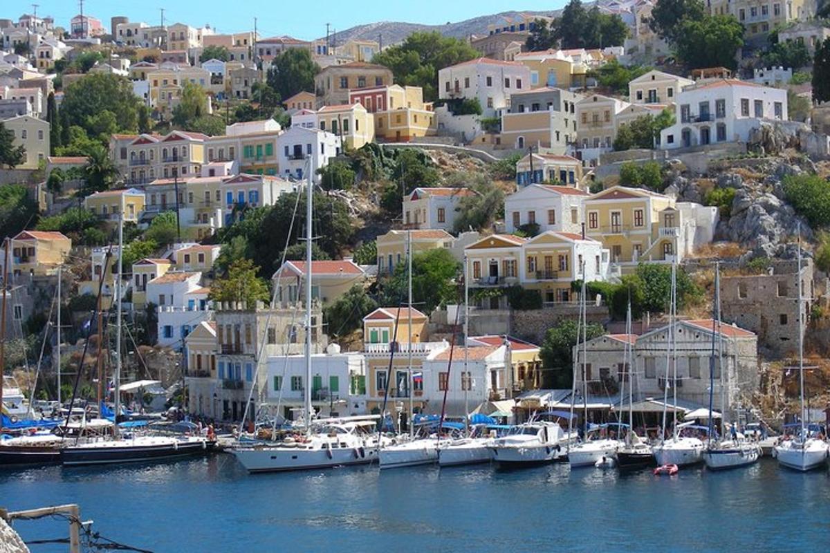 un grup de vaixells atracats en un port amb cases