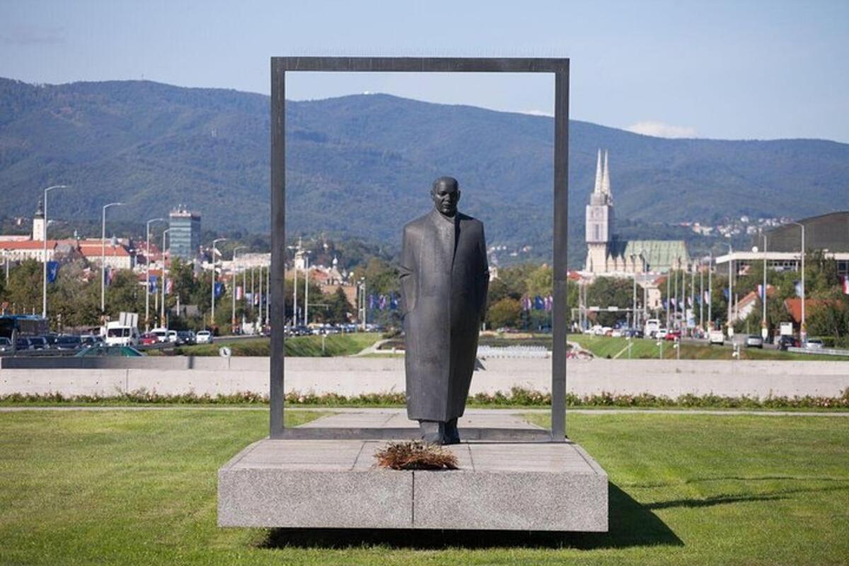 socha muže stojícího v poli