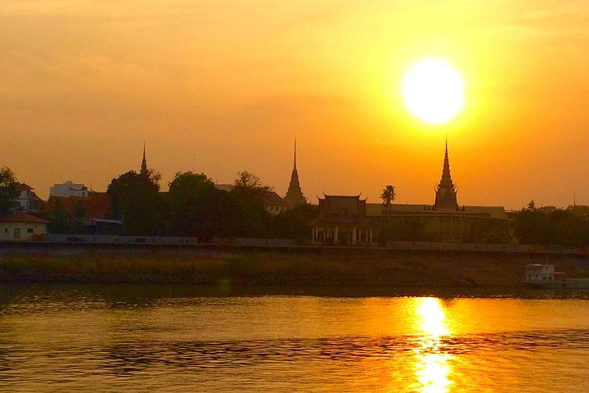 un tramonto con il sole che tramonta sull'acqua