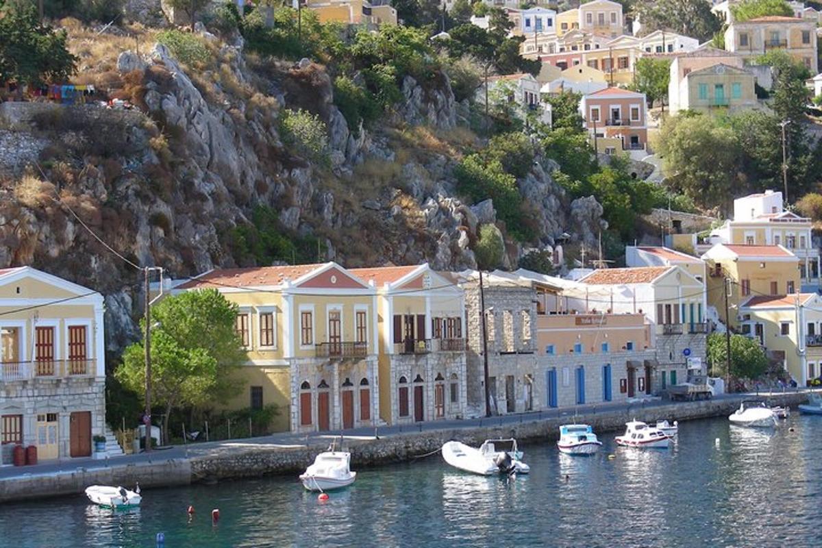 un grup de vaixells en una massa d'aigua amb edificis