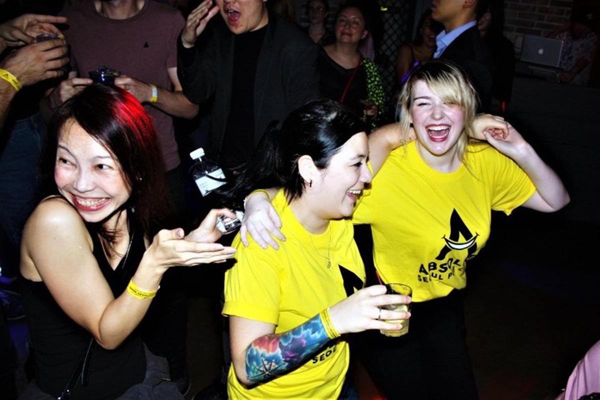 un gruppo di tre donne che ballano a una festa