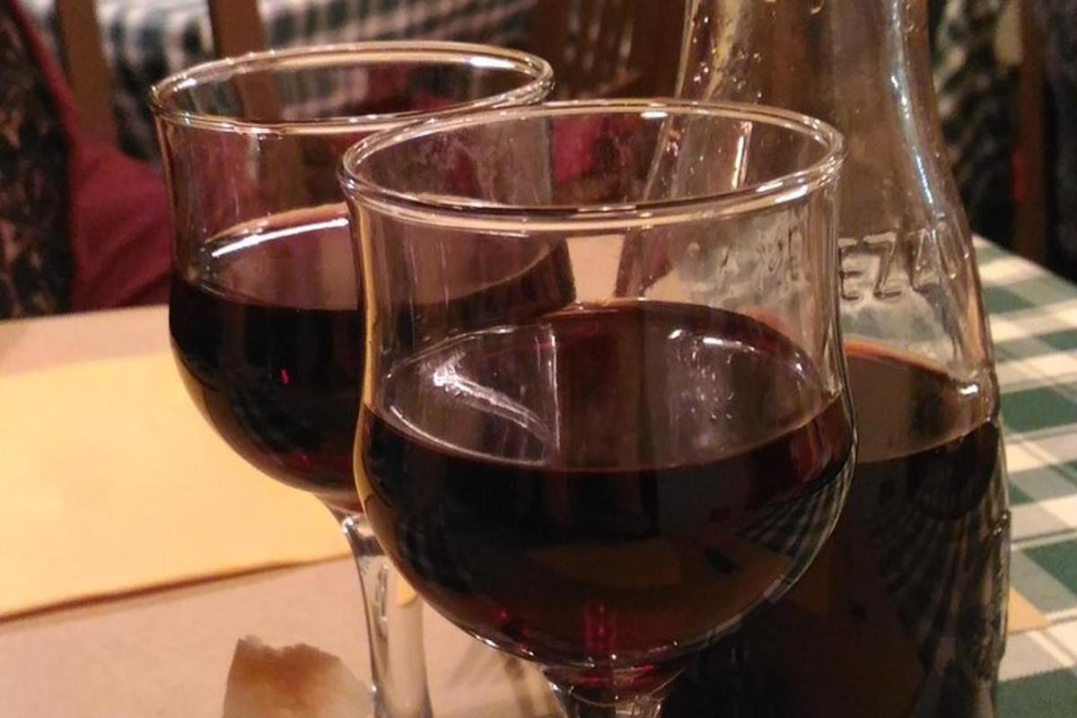 două pahare de vin roșu așezate pe o masă