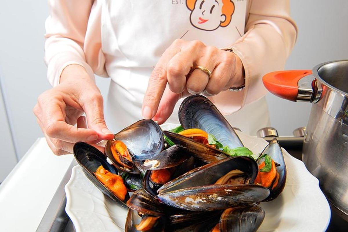 egy nő egy tányér kagylót tart a kezében