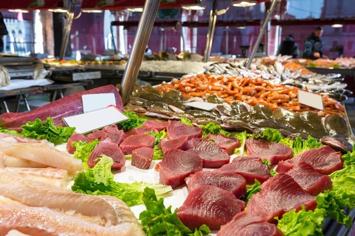 una esposizione di carni e verdure su un buffet