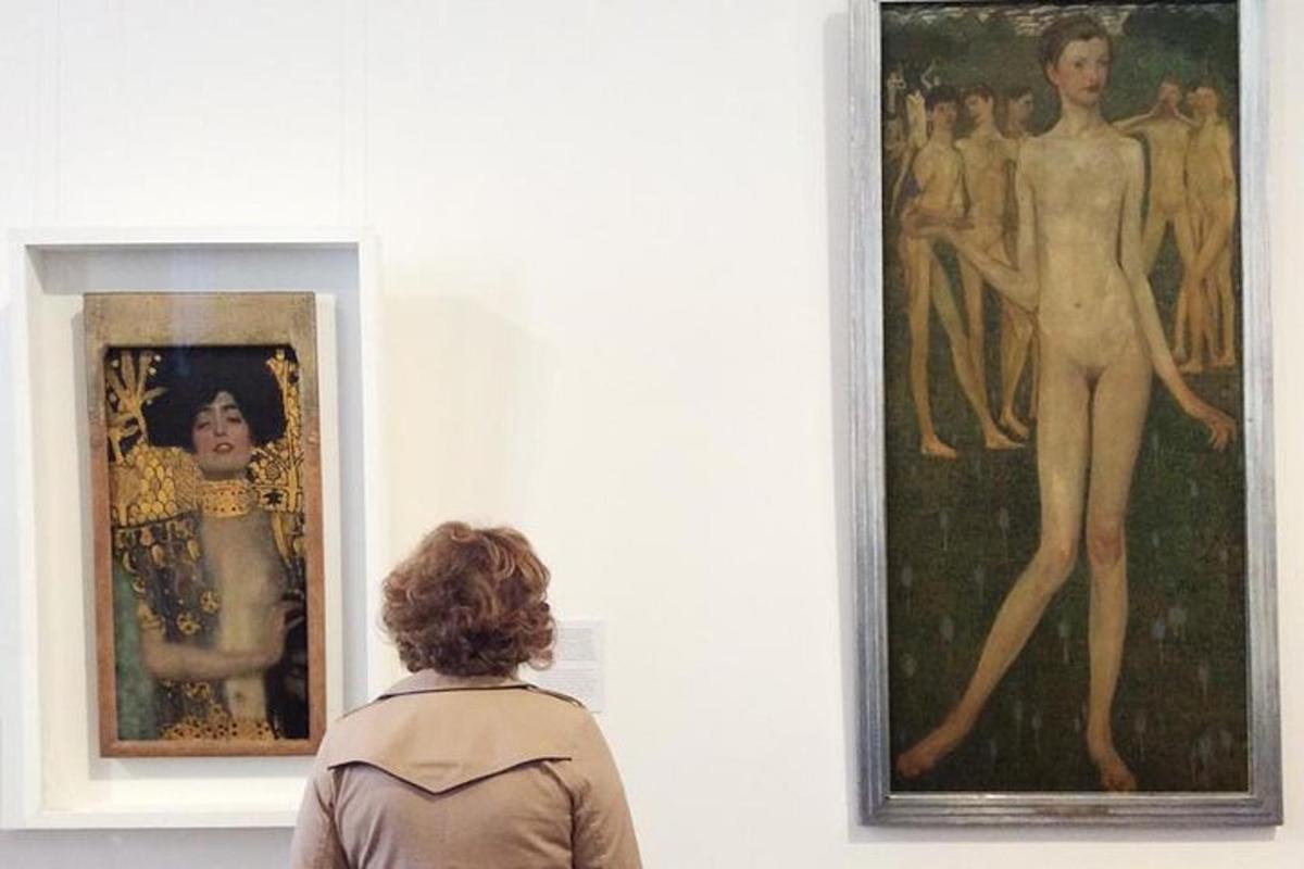 una donna che guarda un dipinto in un museo