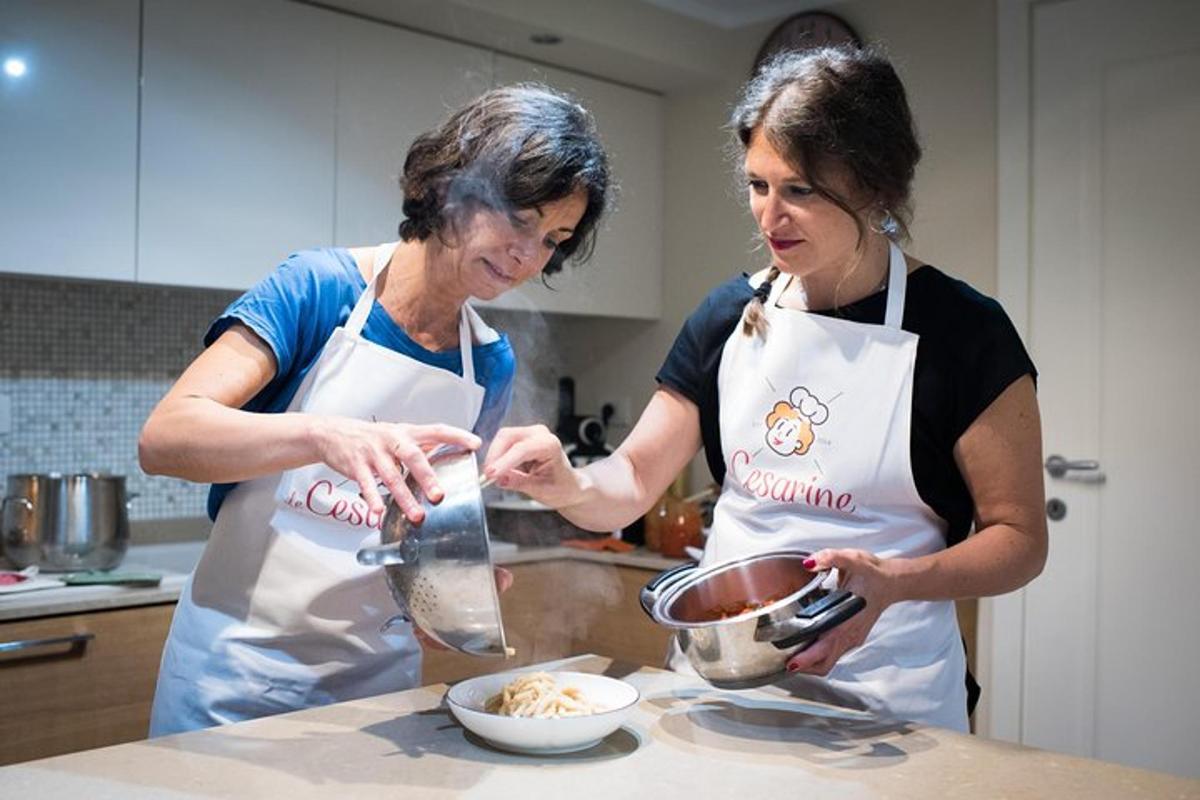 due donne in piedi in una cucina che preparano il cibo