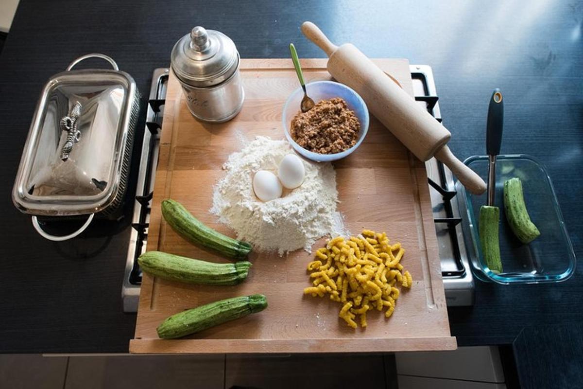 테이블 위에 계란과 야채가 놓인 도마