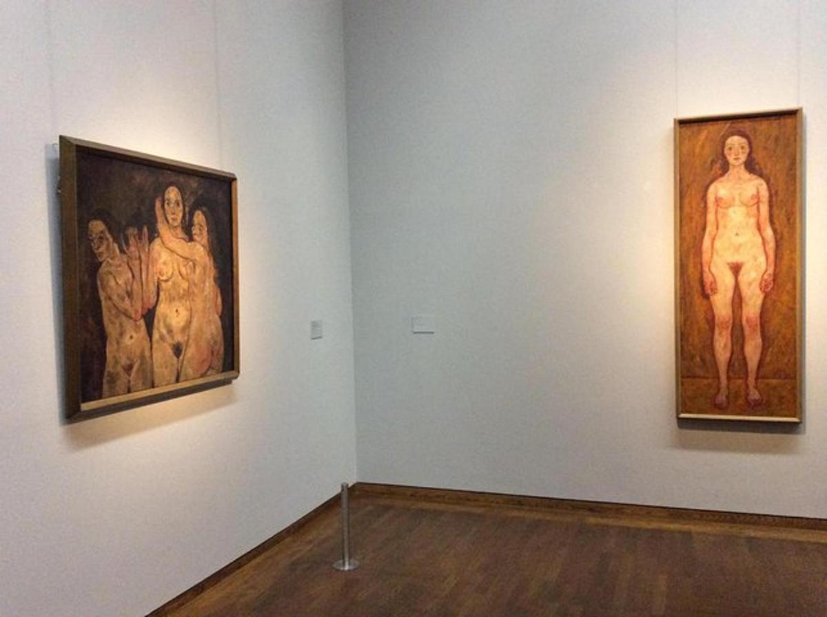 Δύο πίνακες σε έναν τοίχο σε ένα μουσείο