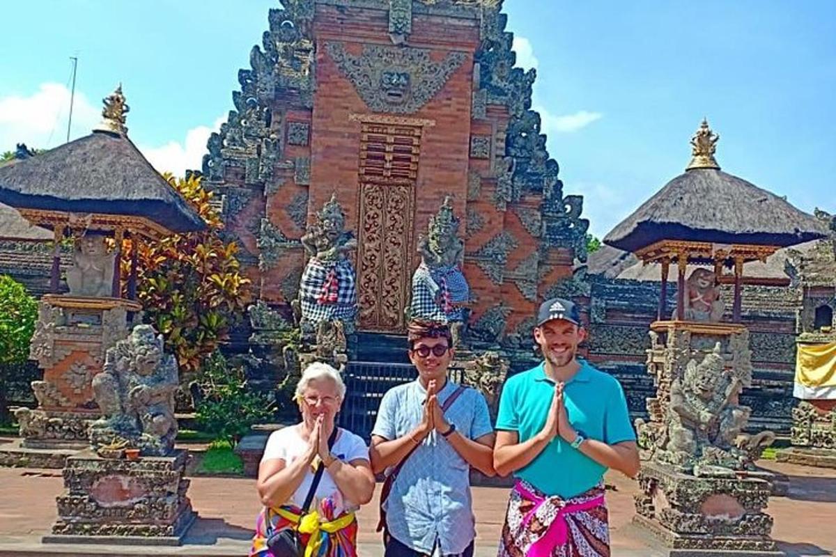 un gruppo di persone che fanno yoga davanti a un edificio