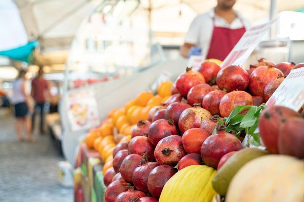 una mostra de pomes i taronges en un mercat