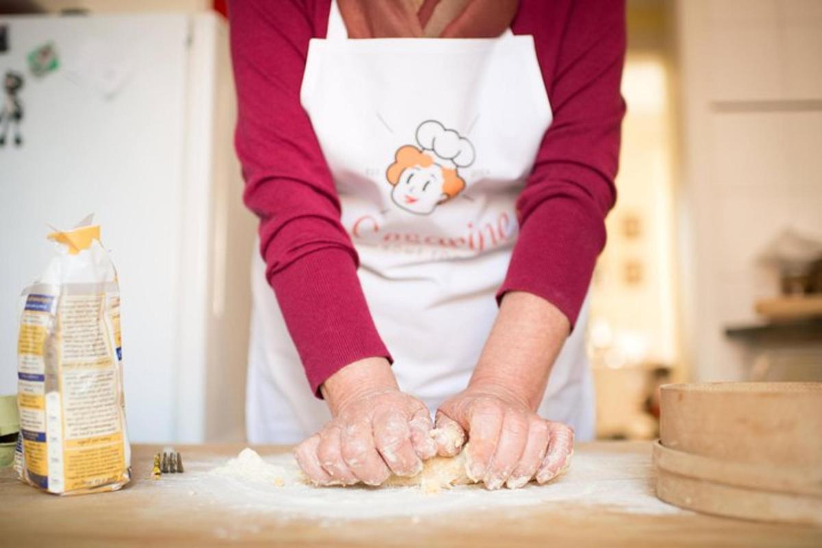 una donna con un grembiule che prepara il cibo su un tavolo