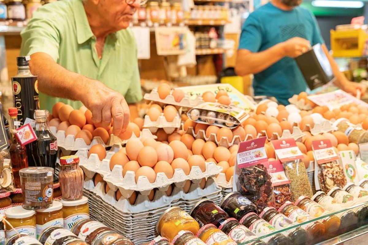 um homem em uma mercearia vendendo ovos e outros alimentos