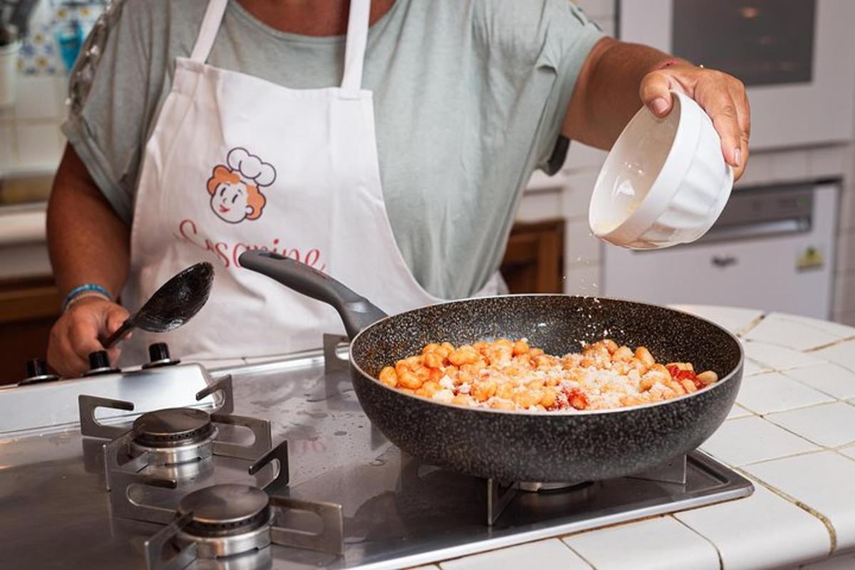um homem está cozinhando comida em uma panela no fogão