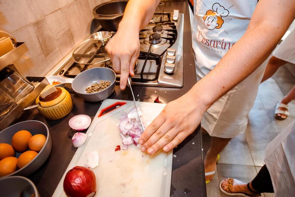 um homem cortando cebolas em uma tábua de corte na cozinha