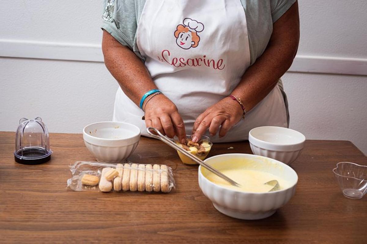 uma pessoa de avental preparando comida em uma mesa