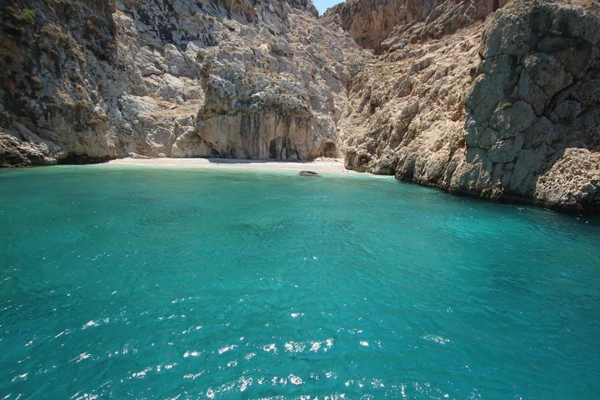 un grande specchio d'acqua vicino a una spiaggia rocciosa