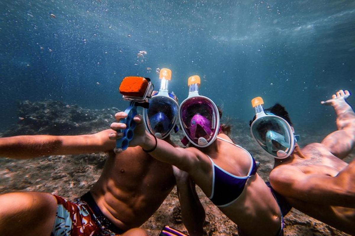 un gruppo di persone in costume da bagno che tengono in mano bottiglie di vino