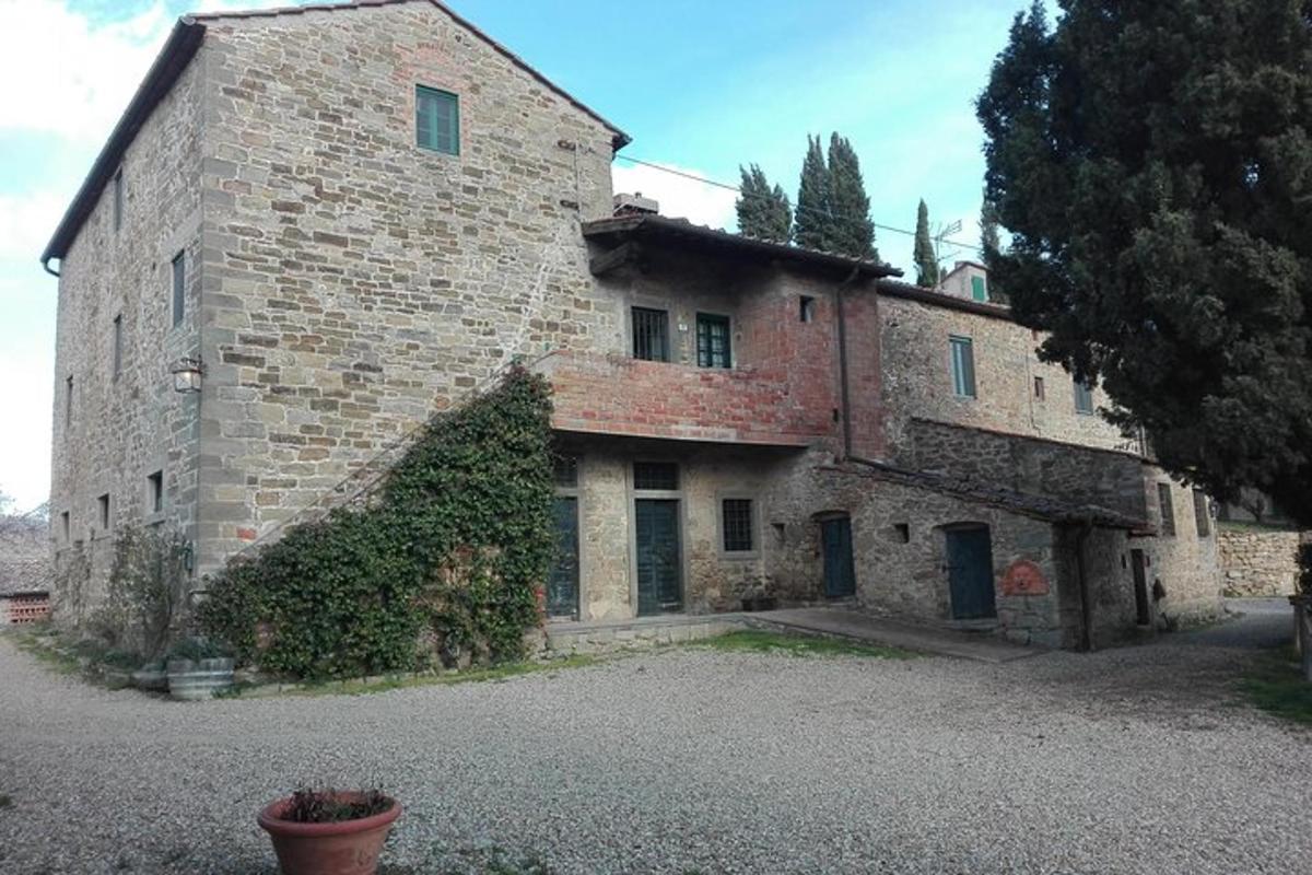 un grande edificio in mattoni con un albero di fronte