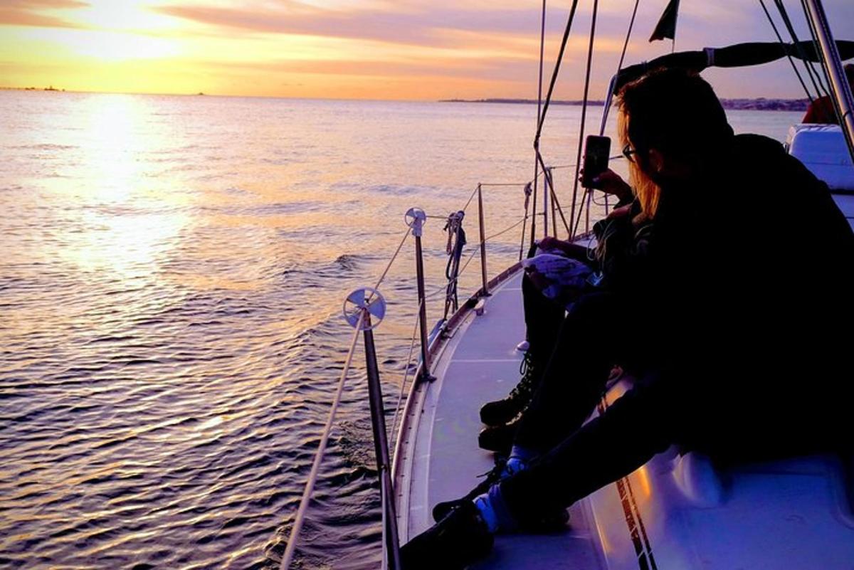 una donna che scatta una foto di una barca in acqua