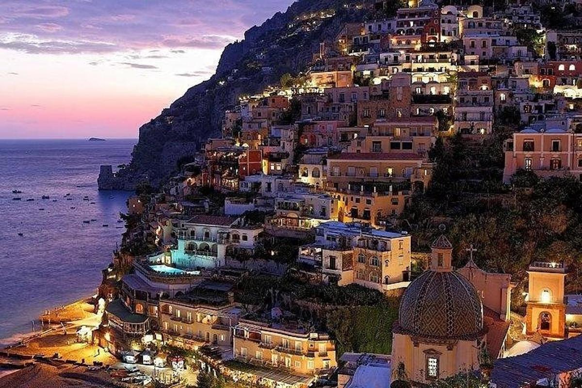 Vesnice Positano na pobřeží Amalfi v noci