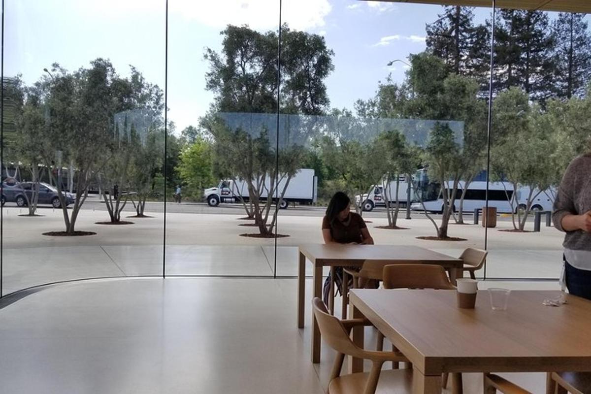 una donna seduta a un tavolo in un ristorante