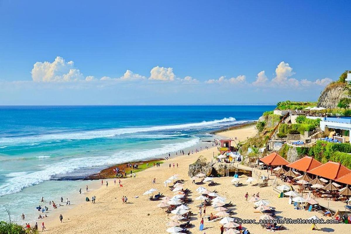 orang di pantai dengan payung dan lautan