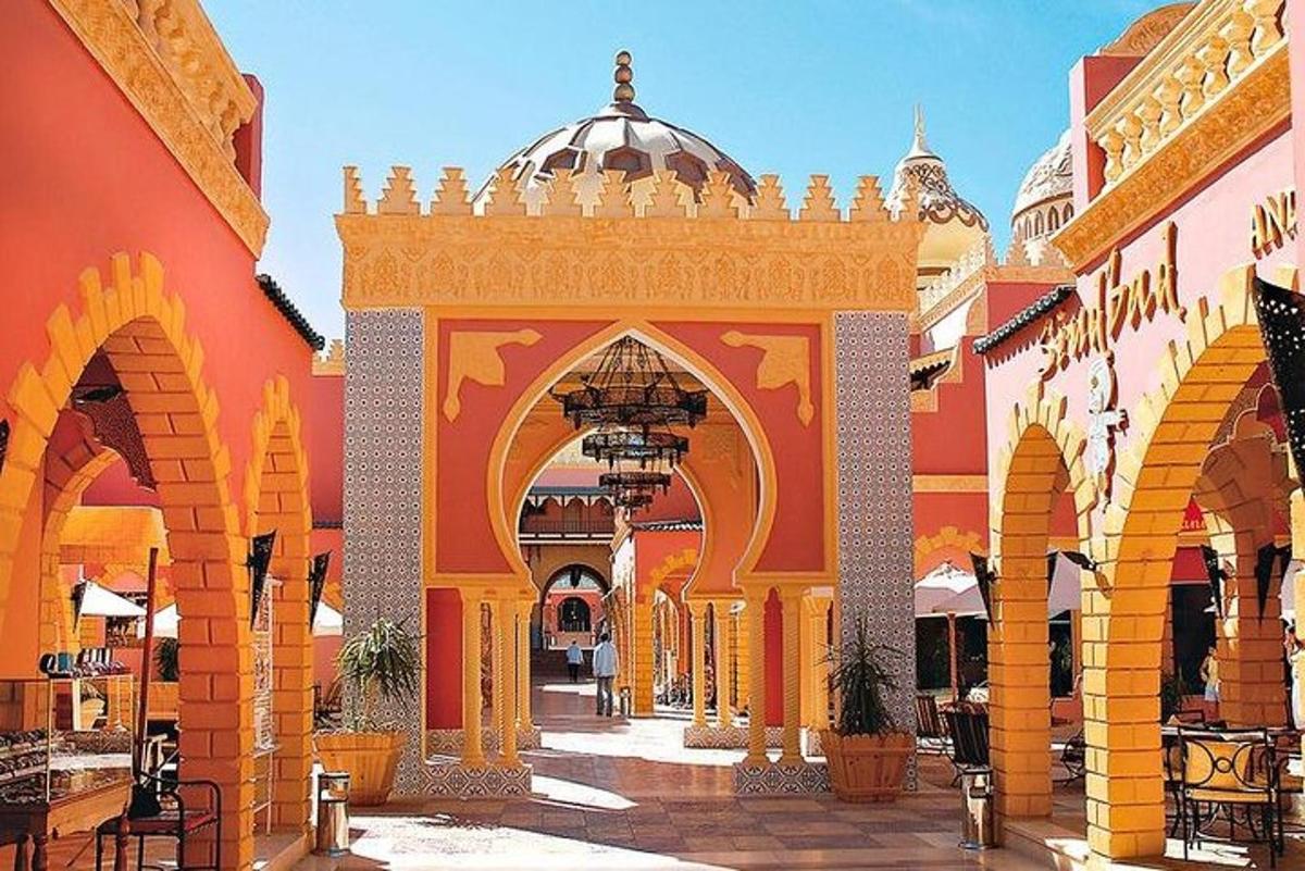um pátio de um edifício com um arco
