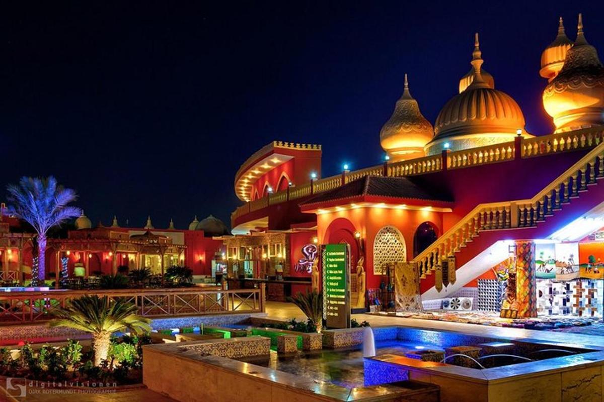 um grande edifício com uma mesquita à noite
